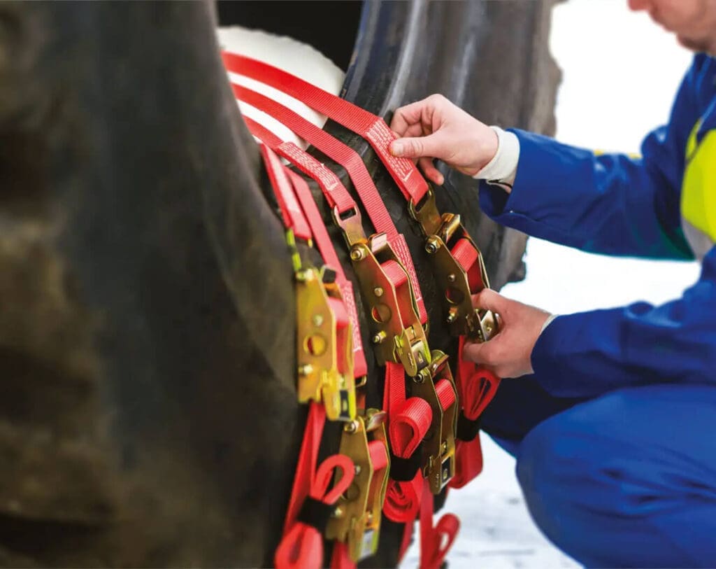 Tightening the straps on the Monaflex Custom OTR System. The system uses hot vulcanisation for optimum repairs.